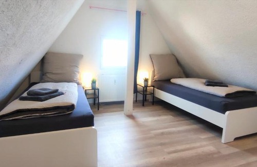 Trossingen Apartamento | Moderne Monteurwohnung für 6 Personen bei Villingen-Schwenningen, TV, Einzelbetten, WLAN, Bettwäsche, Handtücher inklusive - TR01