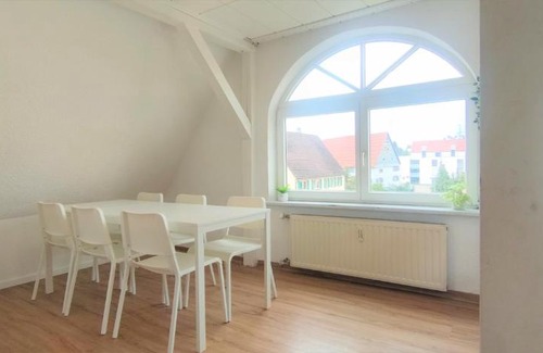 Trossingen Apartamento | Moderne Monteurwohnung für 6 Personen bei Villingen-Schwenningen, TV, Einzelbetten, WLAN, Bettwäsche, Handtücher inklusive - TR01