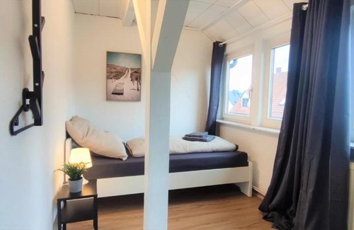 Trossingen Apartamento | Moderne Monteurwohnung für 6 Personen bei Villingen-Schwenningen, TV, Einzelbetten, WLAN, Bettwäsche, Handtücher inklusive - TR01