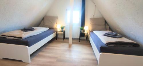 Trossingen Apartamento | Moderne Monteurwohnung für 6 Personen bei Villingen-Schwenningen, TV, Einzelbetten, WLAN, Bettwäsche, Handtücher inklusive - TR01