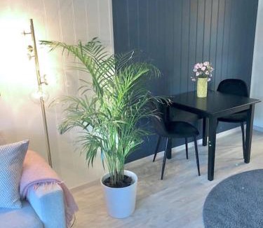 Forde Apartamento | Moderne og sentral leilighet med koselig og privat uteplass!