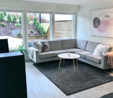 Forde Apartamento | Moderne og sentral leilighet med koselig og privat uteplass!
