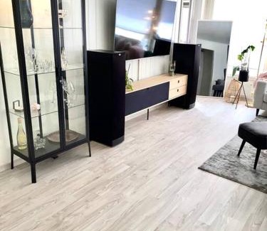 Forde Apartamento | Moderne og sentral leilighet med koselig og privat uteplass!