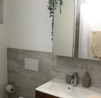 Bilten Apartamento | Modernes Studio mit eigenem Bad, Küche & Parkplatz