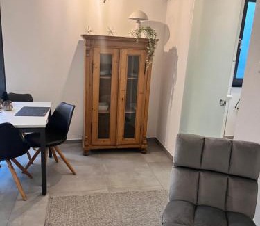 Lage Apartamento | Modernes Tiny Apartment in Lage