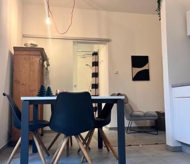 Lage Apartamento | Modernes Tiny Apartment in Lage