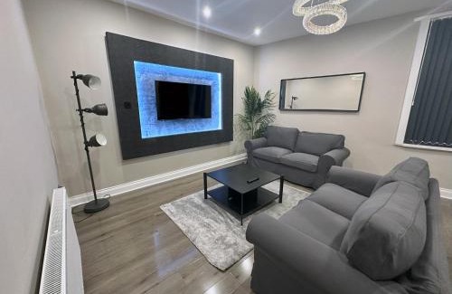 Harehills Apartamento | Modernised 4 Bedroom House close to city Centre, Kep Stays