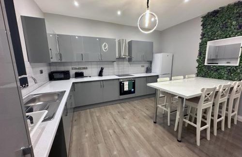 Harehills Apartamento | Modernised 4 Bedroom House close to city Centre, Kep Stays
