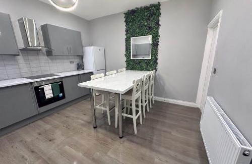 Harehills Apartamento | Modernised 4 Bedroom House close to city Centre, Kep Stays