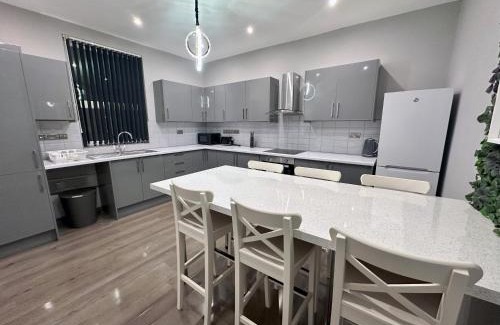 Harehills Apartamento | Modernised 4 Bedroom House close to city Centre, Kep Stays