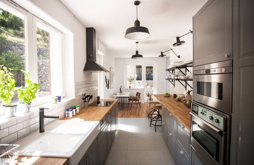 Gradac Villa | Beach villa modernista con tranquilos jardines en terrazas del Mediterráneo