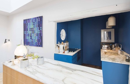 Quartier de Rochechouart Apartamento | Conjunto de casa vibrante y elegante en una hermosa casa con patio cerca de Montmartre (Veeve)