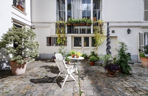 Quartier de Rochechouart Apartamento | Conjunto de casa vibrante y elegante en una hermosa casa con patio cerca de Montmartre (Veeve)