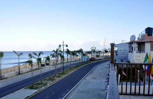 Aguadilla Pueblo Casa | Casa modernizada, como a estrenar. Vistas panorámicas al mar puestas de sol. Todos los muebles nuevos