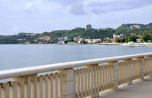 Aguadilla Pueblo Casa | Casa modernizada, como a estrenar. Vistas panorámicas al mar puestas de sol. Todos los muebles nuevos