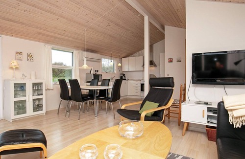 Nr. Lyngby Strand Casa | Refugio costero modernizado-By Traum