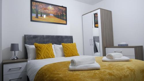 Manchester Casa | Modernized Three Bedroom House near City Stadium, Attractions, City Centre - Sky n Netflix - Convenient Transport