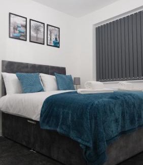 Manchester Casa | Modernized Three Bedroom House near City Stadium, Attractions, City Centre - Sky n Netflix - Convenient Transport