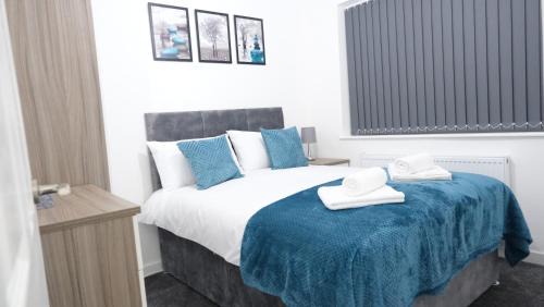 Manchester Casa | Modernized Three Bedroom House near City Stadium, Attractions, City Centre - Sky n Netflix - Convenient Transport
