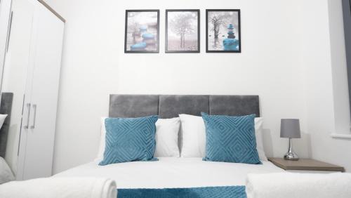 Manchester Casa | Modernized Three Bedroom House near City Stadium, Attractions, City Centre - Sky n Netflix - Convenient Transport