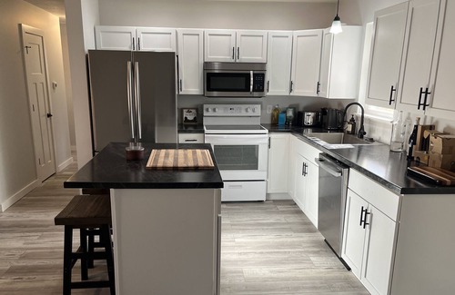 Nineveh Casa | Modernly Appointed Lakehouse, Backs Up to the Woods, Sleeps 10, Full Kitchen