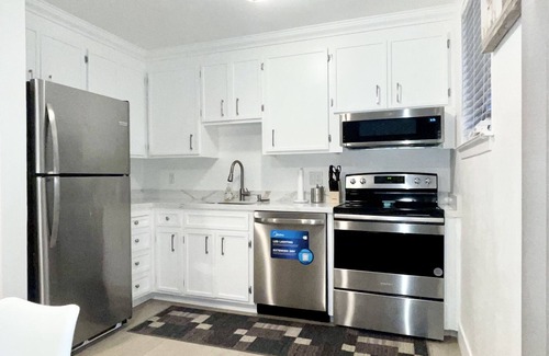 Richmond Casa | Modernly Remodeled Cabin-Style Bungalow