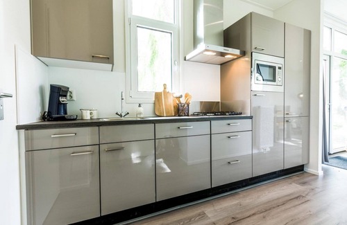 De Goorn Chalet De Esquí | ✓ Module at Park Westerkogge ✓ Holiday home for 5 people ✓ Located in Berkhout (North Holland) ✓ Waterfront holiday resort ✓ Book directly at the resort