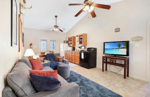 Canyon Lake Casa | Moe and Jo's Haus