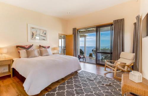 Onetangi Casa | Moeraki with private walkway to Onetangi Beach by Waiheke Unlimited