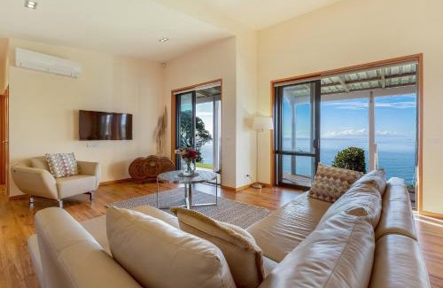 Onetangi Casa | Moeraki with private walkway to Onetangi Beach by Waiheke Unlimited