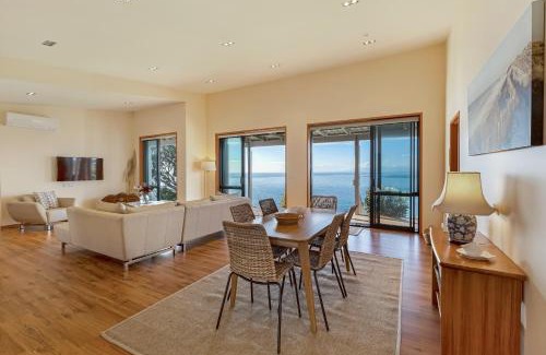 Onetangi Casa | Moeraki with private walkway to Onetangi Beach by Waiheke Unlimited
