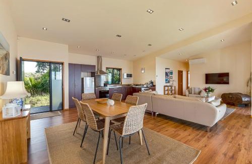 Onetangi Casa | Moeraki with private walkway to Onetangi Beach by Waiheke Unlimited