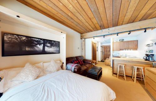 Big White Ski Resort Hotel | Moguls 813