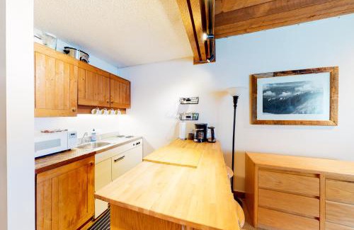 Big White Ski Resort Hotel | Moguls 813