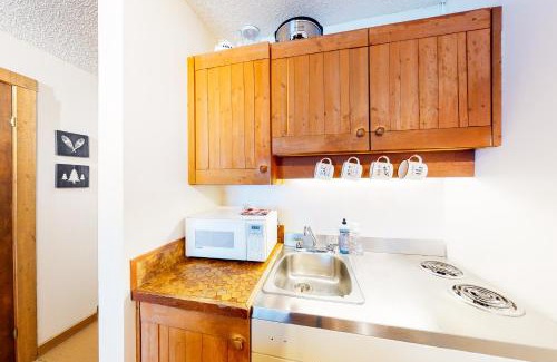 Big White Ski Resort Hotel | Moguls 813