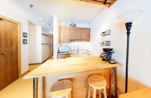Big White Ski Resort Hotel | Moguls 813