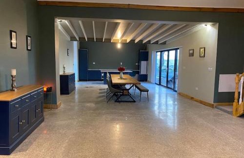 Shanavooneen Casa | Moig Lodge - 8 Double Bedroom Barn Conversion