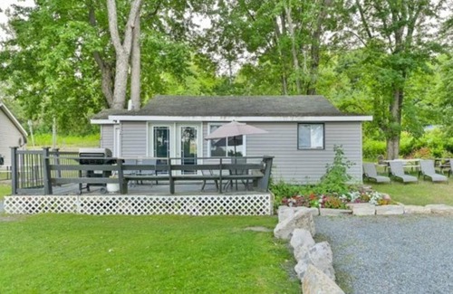 Centre Hastings Cabina | Moira Lake Cottages