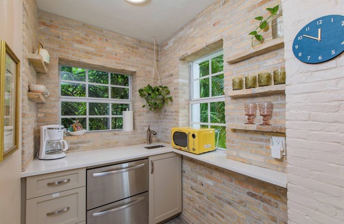 Estate East Street Condominio | Moko Jumbie House - "Historic Suite" A Modern 1-Bedroom Oasis.