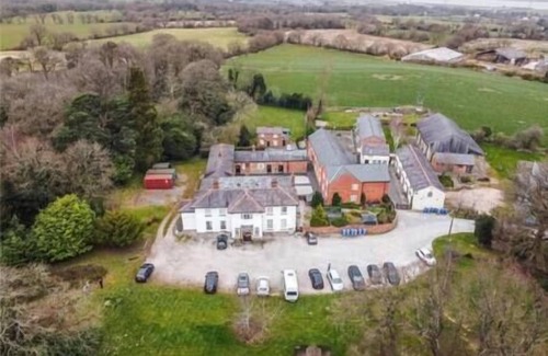 Mynydd Isa Casa | Mold Double Room Private Bathroom TV Free Wi-Fi