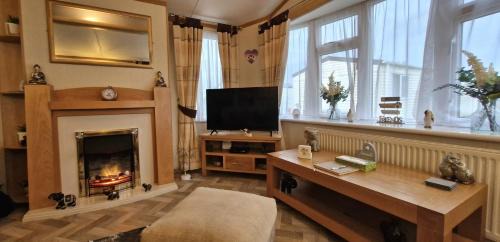 Ingoldmells Complejo | MOLLIES DEN 6 Berth 2 Bedrooms Waterside Leisure Park Ingoldmells