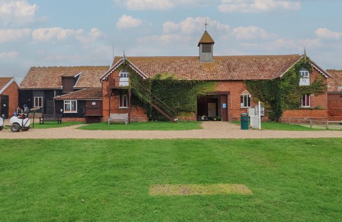 Woodbridge Cabaña | MOLLY (COW SHED 6), pet friendly, with a garden in Campsea Ashe