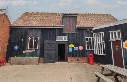 Woodbridge Cabaña | MOLLY (COW SHED 6), pet friendly, with a garden in Campsea Ashe