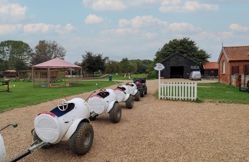 Woodbridge Cabaña | MOLLY (COW SHED 6), pet friendly, with a garden in Campsea Ashe