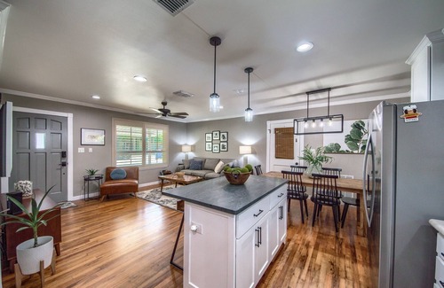 New Braunfels Casa | Momma's House On Landa Dt 430 3 Bedroom Home by RedAwning