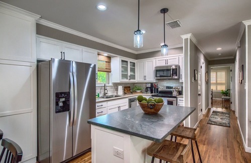 New Braunfels Casa | Momma's House On Landa Dt 430 3 Bedroom Home by RedAwning