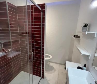 Ep 21 - Saint-Paul Casa | Mon appARTement - chambre avec salle de bains et wc dans un appartement atypique