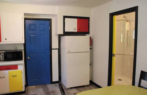 Bloomingburg Cabaña | Mondrian Manor - Cottage in the lower Catskills near Ellenville and Wurtsboro