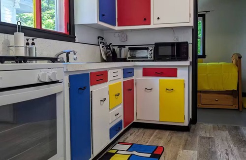 Bloomingburg Cabaña | Mondrian Manor - Cottage in the lower Catskills near Ellenville and Wurtsboro