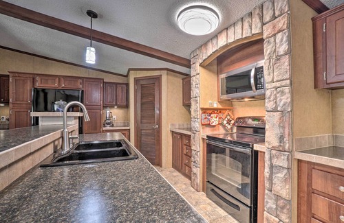 Powell Casa | Monett Family Ranch Home w/ Fireplace & Huge Deck!